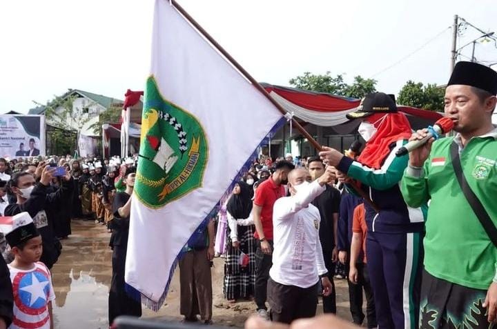 Peringati HSN, Santri Sumedang Ikuti Jalan Sehat dengan Hadiah Umroh