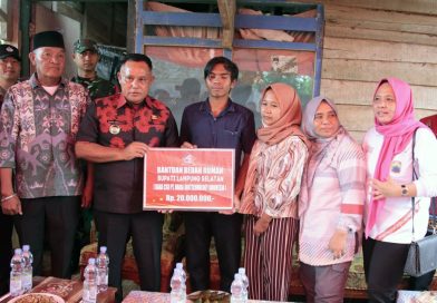 Gandeng CSR,  Bupati Lampung Selatan Kembali Serahkan Bantuan Bedah Rumah