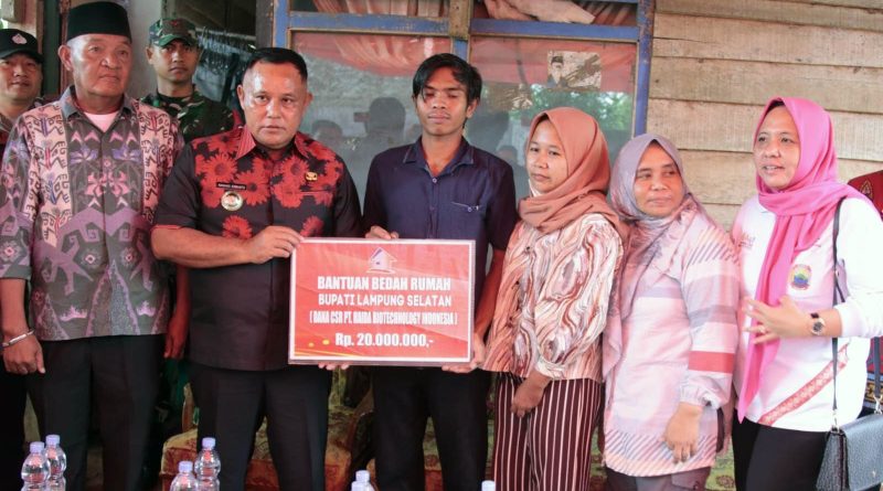 Gandeng CSR,  Bupati Lampung Selatan Kembali Serahkan Bantuan Bedah Rumah