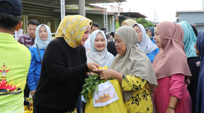 Ibu Riana Sari Arinal Berikan Bantuan Sembako Program Siger kepada Warga Terdampak Banjir