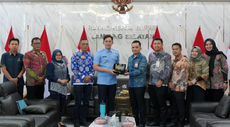 BSI Siap Bantu UMKM & Dana Pensiun !   Bupati Egi :  Toko Terbengkalai di Masjid Agung Bisa Jadi Pusat Ekonomi