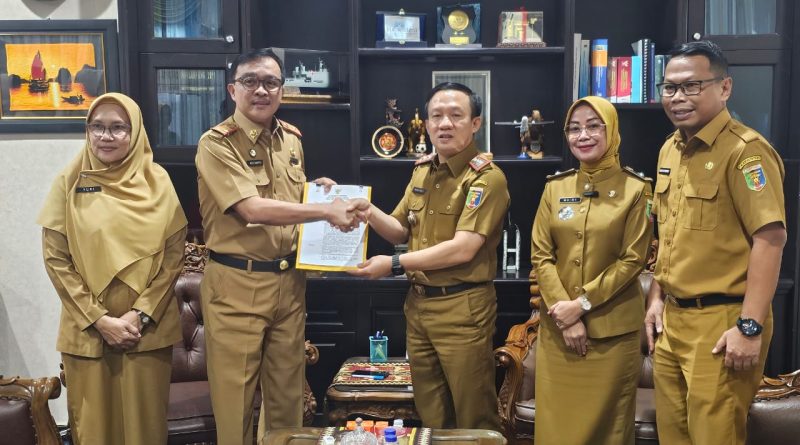 Gubernur Aktifkan Kembali Dr. Agus Nompitu Sebagai Kepala Dinas Tenaga Kerja Provinsi