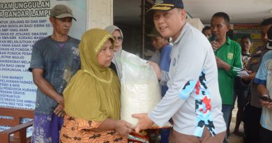 Pemerintah Kota Bandar Lampung Bagikan Bantuan Beras untuk Warga Korban Banjir