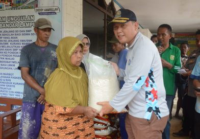 Pemerintah Kota Bandar Lampung Bagikan Bantuan Beras untuk Warga Korban Banjir