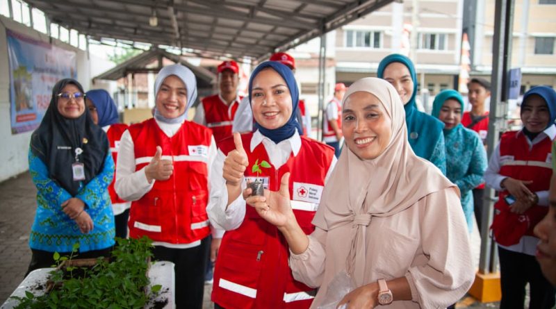 Harga Terjangkau, Warga Antusias Sambut Pasar Murah PMI Lampung di Pesawahan