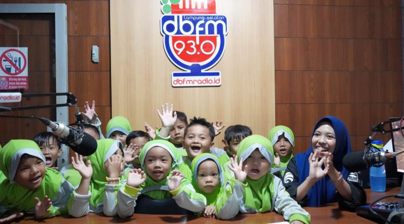 Lucunya!   Anak TK IT Al Mumtaza Jadi Penyiar Cilik di Studio DBFM 93 Kalianda