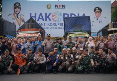 Walikota Hj. Eva Dwiana Berangkatkan 13 Truk Bantuan Kemanusiaan,  Untuk Masyarakat Terdampak Bencana