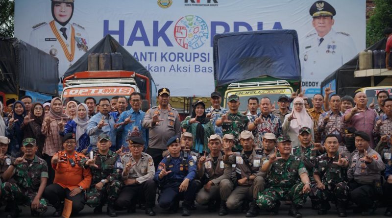 Walikota Hj. Eva Dwiana Berangkatkan 13 Truk Bantuan Kemanusiaan,  Untuk Masyarakat Terdampak Bencana