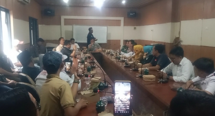 RDP MBG SDN 03 Sindang Sari Berjalan Kisruh, Masing-masing Pihak Saling Mencari Pembenaran RDP MBG SDN 03 Sindang Sari Berjalan Kisruh, Masing-masing Pihak Saling Mencari Pembenaran