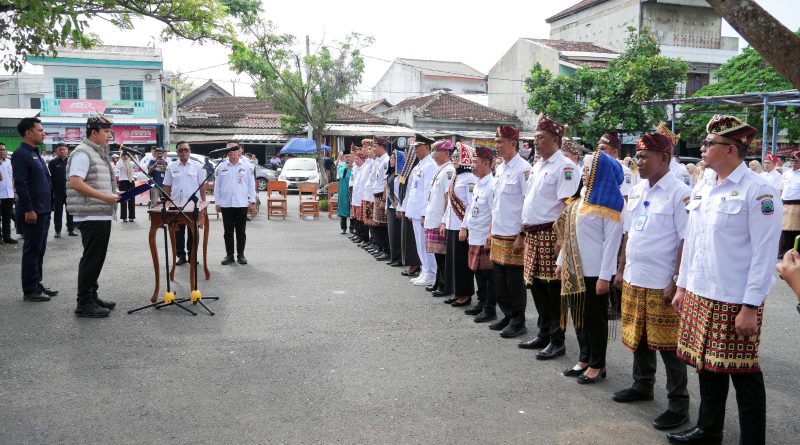 Agar Tidak Lupa Realita Masyarakat,   Bupati Egi Lantik para Pejabat Ditengah Pasar Inpres