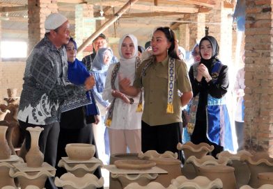 Dukung UMKM,  Ketua TP PKK Zita Anjani Borong Gerabah Motif Budaya Lampung Selatan