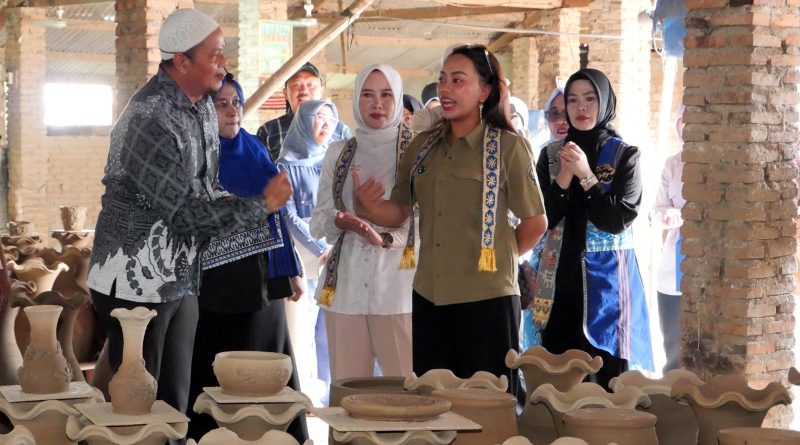Dukung UMKM,  Ketua TP PKK Zita Anjani Borong Gerabah Motif Budaya Lampung Selatan