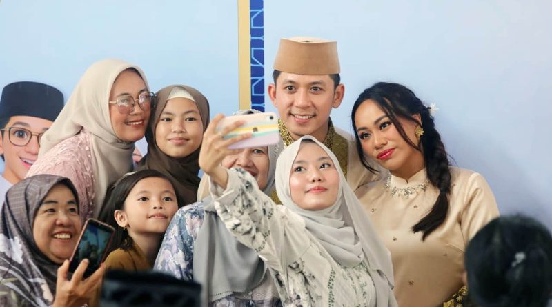 Tanpa Sekat di Hari Raya, Egi-Zita Salami Warga Satu per Satu di Lamban Rakyat