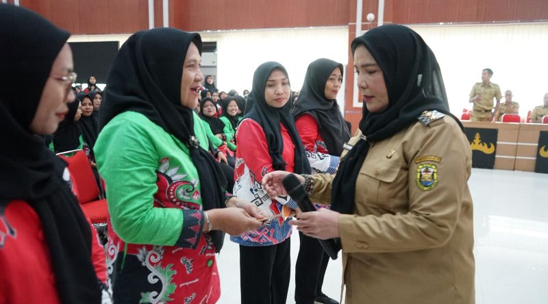 Wali Kota Eva Dwiana Bagikan Dana Insentif Kader Posyandu, Poskeskel dan Pokmas