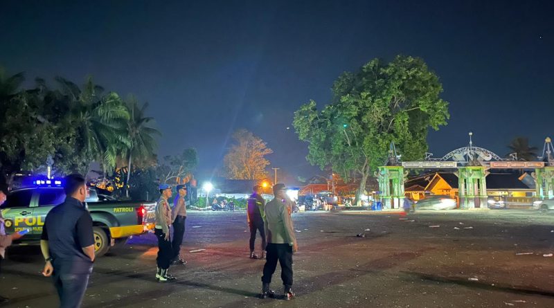 Mengganggu Ketertiban Umum,  Polisi Bubarkan Aksi Perang Petasan di Stadion Sukung