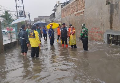 Curah Hujan Kamis Sore Banjiri Kelurahan Jagabaya lll,  Uspika Lakukan Reaksi Cepat