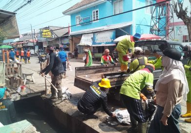 Suasana Libur Satgas Gabungan Berjibaku Bersihkan Sampah dalam Upaya Normalisasi Drainase