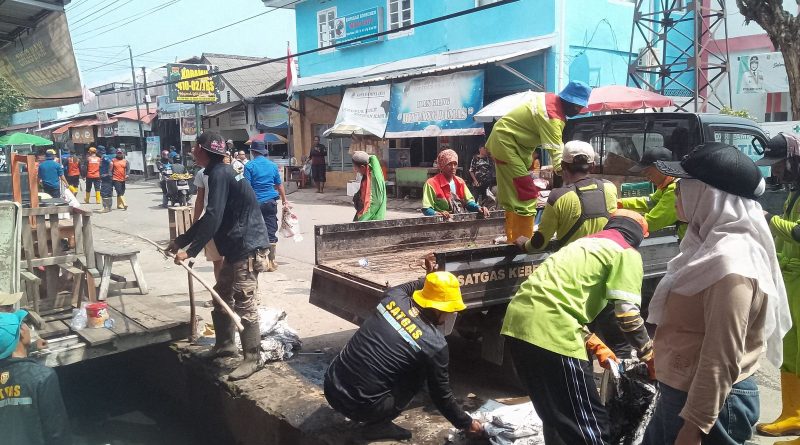 Suasana Libur Satgas Gabungan Berjibaku Bersihkan Sampah dalam Upaya Normalisasi Drainase
