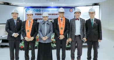 Gubernur Rahmat Mirzani Djausal Raih Predikat Lulusan Terbaik Program Profesi Insinyur FT Unila