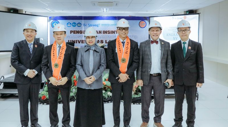 Gubernur Rahmat Mirzani Djausal Raih Predikat Lulusan Terbaik Program Profesi Insinyur FT Unila