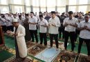 Bupati Egi dan Ratusan Jemaah di Kalianda Gelar Salat Gaib untuk Korban Tragedi KAI