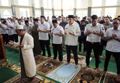 Bupati Egi dan Ratusan Jemaah di Kalianda Gelar Salat Gaib untuk Korban Tragedi KAI