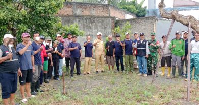 Babinsa Jagabaya III Bangkitkan Semangat Gotongroyong Masyarakat Bersihkan Lingkungan