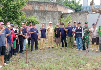 Babinsa Jagabaya III Bangkitkan Semangat Gotongroyong Masyarakat Bersihkan Lingkungan