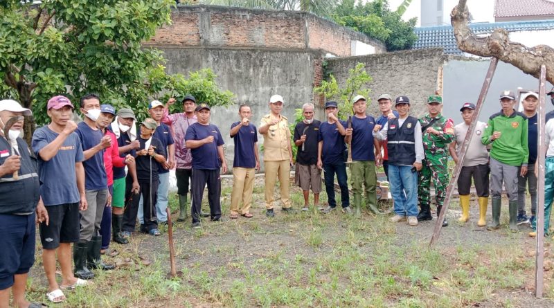 Babinsa Jagabaya III Bangkitkan Semangat Gotongroyong Masyarakat Bersihkan Lingkungan