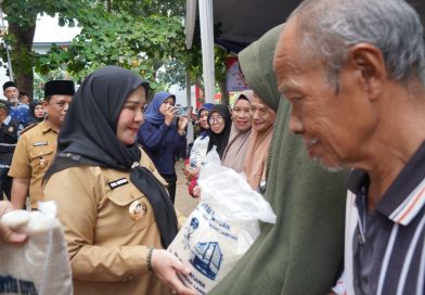 Wali Kota Bandar Lampung Salurkan Bantuan Beras kepada Puluhan Ribu KPM
