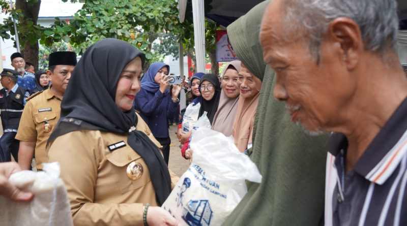 Wali Kota Bandar Lampung Salurkan Bantuan Beras kepada Puluhan Ribu KPM