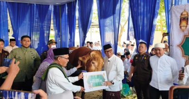 Usai Salat Idul Adha, Gubernur Mirza Terima Penyerahan Hewan Kurban Bantuan Presiden