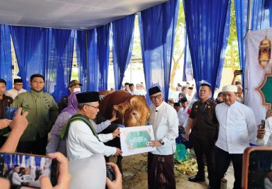 Usai Salat Idul Adha, Gubernur Mirza Terima Penyerahan Hewan Kurban Bantuan Presiden