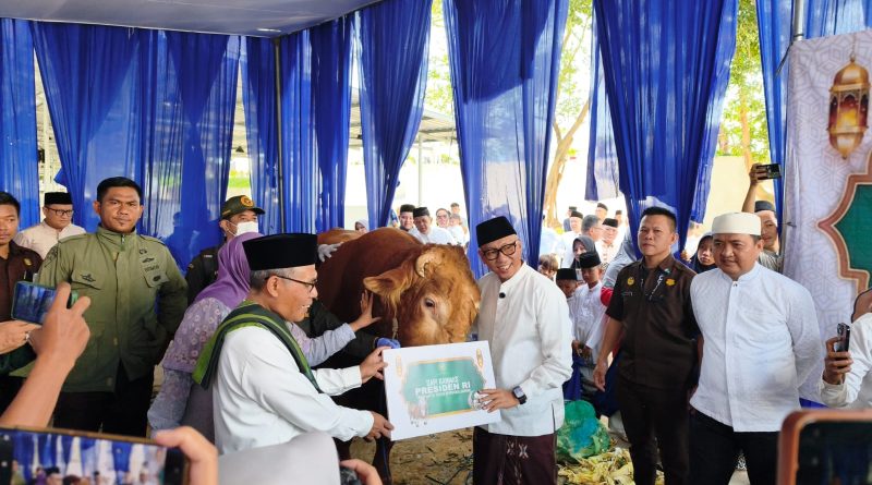 Usai Salat Idul Adha, Gubernur Mirza Terima Penyerahan Hewan Kurban Bantuan Presiden