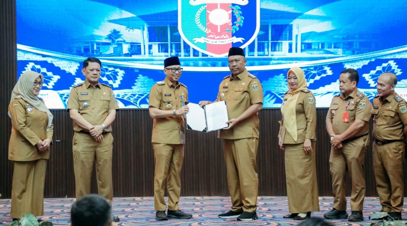 Gubernur Mirza Serahkan SK Pengangkatan I Komang Koheri sebagai Plt. Bupati Lampung Tengah