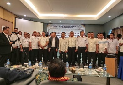 Perkuat Tata Kelola Pemerintahan,  Ketum SMSI Kukuhkan Pokja Newsroom Jaga Desa