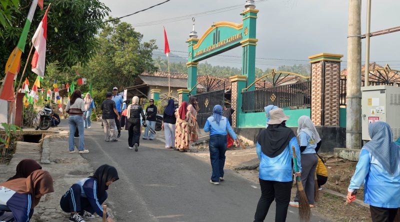 Jelang Ruwat Bumi,  ASN dan Masyarakat Percantik Jalur Menuju Desa Sumur Kumbang