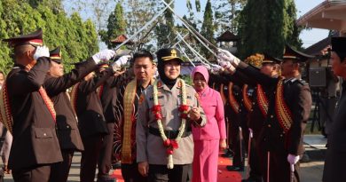 Polres Gelar Prosesi dengan Tradisi Pedang Pora Menyambut Kapolres Raswidiati Anggraini