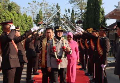 Polres Gelar Prosesi dengan Tradisi Pedang Pora Menyambut Kapolres Raswidiati Anggraini