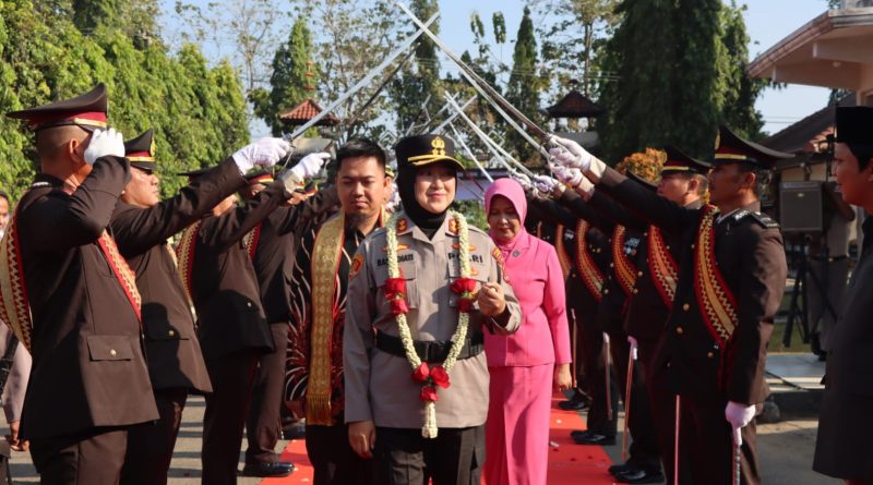 Polres Gelar Prosesi dengan Tradisi Pedang Pora Menyambut Kapolres Raswidiati Anggraini