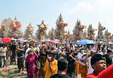Ngaben Massal Balinuraga Memikat Turis Italia dan Puluhan Ribu Pengunjung