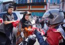Sambut Hari Kemerdekaan,   Eva Dwiana Bagikan 10 Ribu Bendera Merah Putih ke Warga