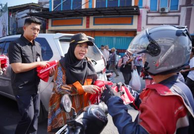 Sambut Hari Kemerdekaan,   Eva Dwiana Bagikan 10 Ribu Bendera Merah Putih ke Warga