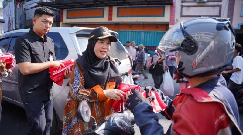 Sambut Hari Kemerdekaan,   Eva Dwiana Bagikan 10 Ribu Bendera Merah Putih ke Warga
