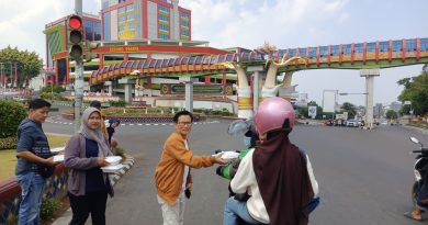 Jumat Berkah,   Taring Lampung Bagikan Ratusan Nasi Kotak kepada Warga ‎