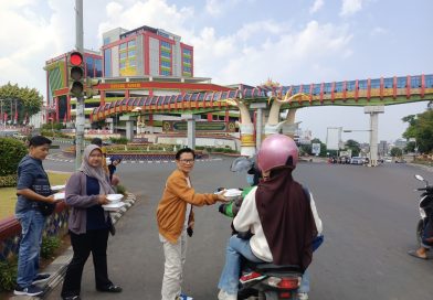Jumat Berkah,   Taring Lampung Bagikan Ratusan Nasi Kotak kepada Warga ‎