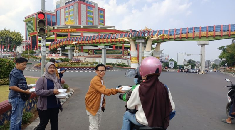 Jumat Berkah,   Taring Lampung Bagikan Ratusan Nasi Kotak kepada Warga ‎