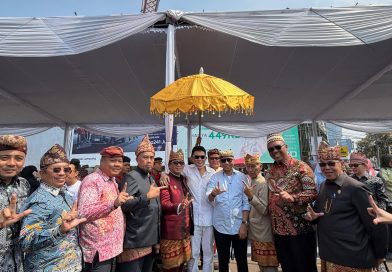 Gubernur Tampil dengan Hanuang Bani, Simbol Gagah dan Berani