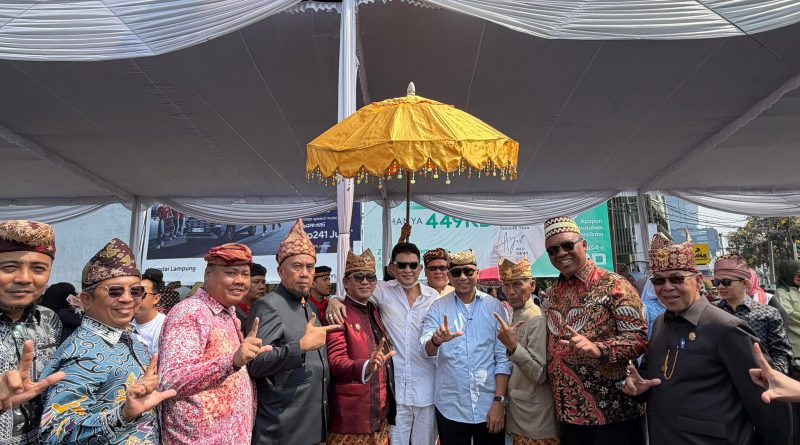 Gubernur Tampil dengan Hanuang Bani, Simbol Gagah dan Berani