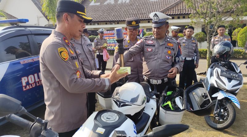 Pastikan Sarana Siap Tempur,   Wakapolres Pimpin Apel Pengecekan Randis Personel